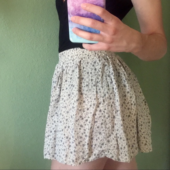 ❌SOLD❌ Brandy Melville Floral Skater Skirt - Picture 2 of 4